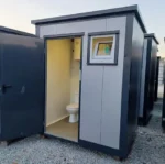 Cabine sanitaire WC et douche avec chauffe-eau et fenêtre basculante