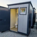 Cabine sanitaire WC et douche avec chauffe-eau et fenêtre basculante