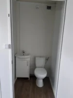 Sozialcontainer 17 m² + Büro + Toiletten – Goldfarbene Eiche – Bild 7