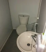 6 Meter langer, als Büro ausgestatteter Container mit Küche und Toilette – Bild 5